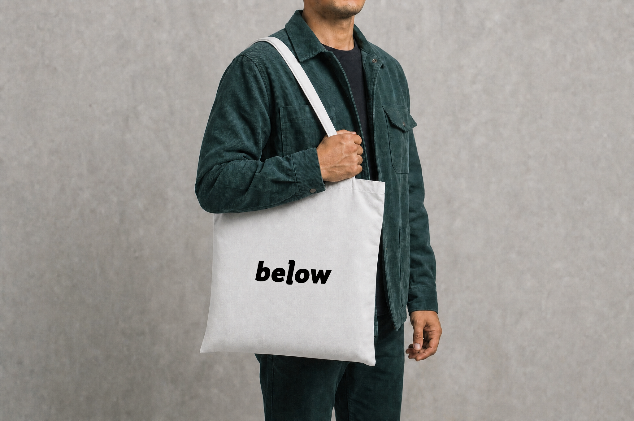 Bolsa de tela blanca Below con modelo y chaqueta verde