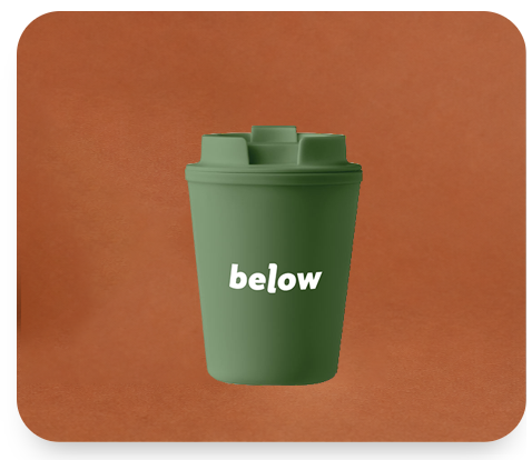 Vaso verde Below sobre fondo terracota